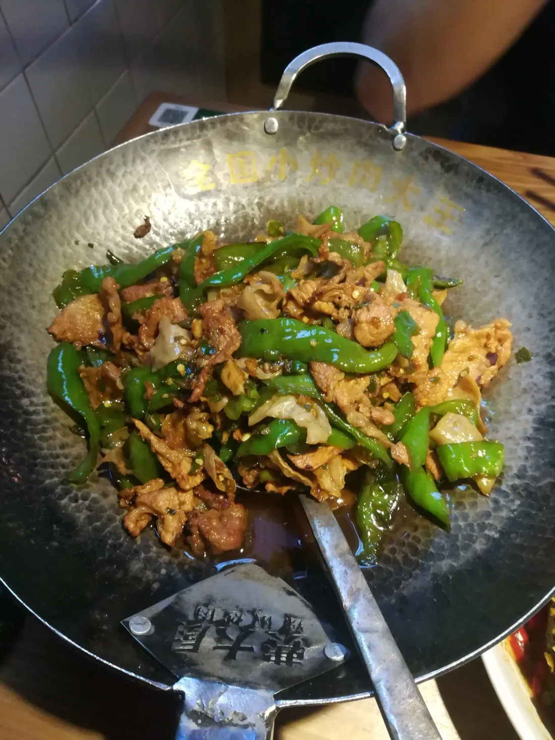 中華鍋に盛られた湖南風の辣椒炒肉