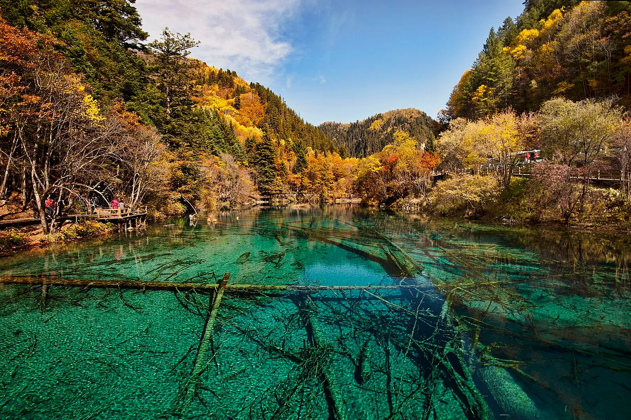The turquoise lakes and autumn forest of Jiuzhaigou